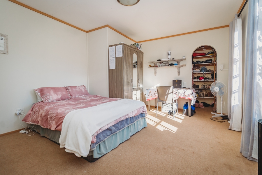 6 Bedroom Property for Sale in Heatherlands Western Cape